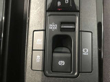 電動パーキングブレーキを搭載。スイッチ操作でパーキングブレーキを作動・解除することが可能ですので、操作の力が不要ですよ♪