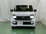 LEDヘッドライトを装備しています。LEDヘッドライトはとても明るく、雨の日や夜間走行も安全・安心です。オートライトコントロール付きで周囲の明るさに応じて自動で点灯・消灯します