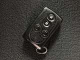 カバンやポケットに入れたままでもドアの施錠・解錠が可能なスマートキーを装備。エンジンのオン・オフ時もカギを取り出す必要が無いからとっても便利です♪