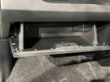 大きな荷物を収納できる、便利な助手席グローブボックス