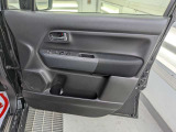 パワーウィンドウのスイッチですよ。運転席に居ながら窓を開け閉めのコントロールできます。