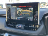 パノラミックビューモニター付きです。車両を上から見たような映像をディスプレイオーディオ画面に表示。運転席からの目視だけでは見にくい、車両周辺の状況をリアルタイムでしっかり確認できます。
