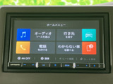 行き先検索やオーディオ、電話などをまとめて確認できるホームメニューを表示。必要な項目を画面から選びやすく、日々のお出かけを便利にサポートします。