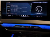 【ⅰドライブナビゲーション】文字情報も鮮明に表示する高解像度カラーディスプレイを採用。視認性に優れた地図デザインと特徴的な建造物を目印にした描写表示で現在位置を把握できます。地図データの更新も可能です