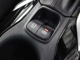 「HOLD」スイッチを押し、システムONの状態にしておくことで、渋滞や信号待ちなどでブレーキを踏んで停車した時にブレーキを保持。アクセルを踏むと解除されます。