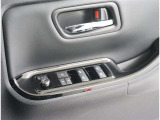パワーウィンドウのスイッチです。車種によっては鍵のロック・アンロックに連動してミラーが開閉する「オートリトラクタブルミラー」も装備!