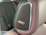 BOSEサウンドシステムが付いており運転席、助手席ヘッドレストから音が出ます。音楽等楽しめますね♪