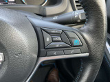 プロパイロットのセットは、親指だけの2ステップでOK!車線をキープし、リーフがアクセル、ブレーキ、ステアリングをコントロールして、前車との車間距離を保つ手助けをします。