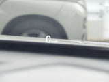 速度情報などを前方視界内で確認できる表示装備です。