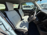 足元もゆったりで長時間の運転も疲れにくいフロントシートです。