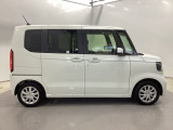 限られたスペースでも、スライドドアなら開閉がスムーズ!隣の車や壁にぶつかる心配がありません。
