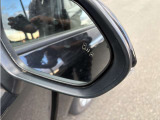 隣車線を走る車両をレーダーで検知し、ドアミラーでは確認しにくい後側方エリアに存在する車両に加え、急接近してくる車両も検知します。車両を検知するとドアミラーに搭載されたLEDインジケーターが点灯します。