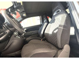 よりホールド性を高めたスポーツシート。イタリア車ならではのクッションは、身体にかかる負担を分散し、快適なドライブを楽しめます。