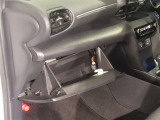 助手席前のグローブボックス