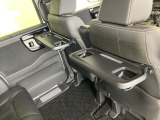 折りたたみ式のシートバックテーブルは限られた空間を有効活用。車内の家族時間をもっと快適に。休憩時のちょっとした小物置に使える、前席背面の格納式テーブルが付いています。