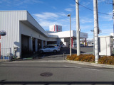 【店舗裏口】店舗裏手にも入り口がございます。初めてですと分かりにくいかも知れませんが2カ所ございます。周りは住宅街になってります。気を付けてご走行下さい。