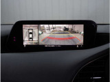 【360&deg;ビュー・モニター】専用カメラにより上から見下ろしたような視点で360度クルマの周囲を確認することができます。駐車が苦手な方でも縦列駐車や幅寄せ時に活躍してくれます。