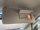 身だしなみのチェックなどにも便利なバニティミラー付きサンバイザー&照明付き(運転席側)