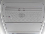 【マツダエマージェンシーコール】エアバッグが展開される衝突事故を車両が検知した場合や、SOSボタンを押した場合に、 緊急通報オペレーターを通じて緊急車両の手配などを行なうことができます。