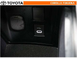 ポータブルオーディオなどの機器を接続して、車両のスピーカーで聞くことができます。