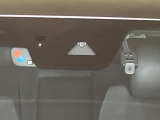 【i-ACTIVESENSE】走行中に前方の車両等を認識し、衝突しそうな時は警報とブレーキで衝突回避と被害軽減をアシスト。より安全にドライブをお楽しみいただけます。