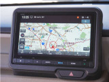 【8インチ Honda CONNECTナビ】8インチの大画面モニター。スマートフォンのような操作が可能なタッチパネルを採用し、ボタンを探すことなく直感的に操作できます。地デジ、Bluetooth対応。