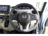 運転中もハンドルでの操作が可能です。特に高速道路等の目が離せない運転時には、便利さだけでなく、安全性も兼ね備えております。