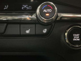 ステアリングヒーター、運転席と助手席にはシートヒーターがついておりますので、冬場でも快適にお過ごしいただけます。
