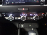 運転席からも手が届きやすく、操作しやすい空調コントロールパネル。オートエアコンなので操作の煩わしさが無くオールシーズン快適にドライブできます。快適空間で運転に集中できますね。