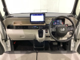 車内は光触媒抗菌消臭施工済です。スタイリッシュなデザインで暖かみのあるインパネ周りを演出します。グローブボックスやカップホルダーのほかにトレーなどたくさんの収納スペースが装備されています。