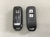 スマートキーを装備しています。鍵を差し込むことなくドアロックの開け閉めと、スタートボタン操作でのエンジンスタートができます。スペアキーも同じものを用意しております。
