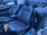 スポーツシートで包み込まれる様な座り心地。長時間の運転もストレスフリーにできます!