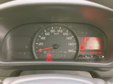 速度計とデジタル表示がひと目で確認しやすく、運転に必要な情報をまとめて把握できます。表示がすっきりと整理されており、乗車中も視線の移動を抑えて確認しやすい配置です。
