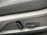 運転席はパワーシートで細かいシートポジションが設定できますね