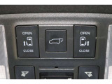 両側電動スライドドアはドアの直接操作以外にも運転席からのスイッチ操作やリモコン操作でも開閉が可能!狭い駐車場などでもドアの開閉が楽々・安心ですね!