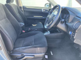 高いホールド性で運転姿勢が安定します。長距離ドライブでも疲れにくいのが魅力です。快適なドライビングライフをお送りください♪