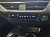 オートエアコンは温度を設定するだけで、自動で風量などを設定してくれます。運転しながら操作も必要ないので、安全性も向上します。