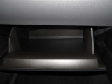 車検証などの収納に便利なグローブボックスです。