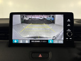 後退時に車両の後ろ側をモニター画面に表示します。車庫入れが苦手な人もこれで安心♪