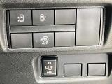 運転席側から両側スライドドアの開閉ができます