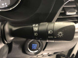 ライトスイッチです。「AUTO」にすると外の明るさに応じてスモールライト・ヘッドライトが自動でON・OFFします。夕暮れ時や屋内駐車場、トンネルなどに便利です。フォグランプもON・OFFできます。