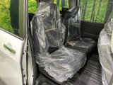 セカンドシートは中央部が可動式となっており、スライドすれば通路スペースが登場!前後の移動がとっても簡単です♪もちろん、8名乗車時も快適な座り心地のシートとなっています♪