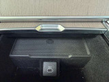 【ワイヤレスデバイスチャージング】ワイヤレス充電が可能になります。ケーブル接続のわずらわしさがなくなり、運転席周りもスッキリします。