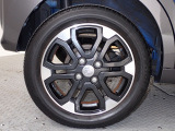 ホイールは車のデザインにマッチした専用タイプです。