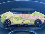 バーチャルコックピットに地図画面拡大で表示した画像です。周りの状況を広く把握出来ることに加えナビゲーション利用中の視線移動を少なくして安全運転に寄与します。