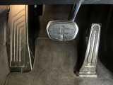 【ペダル】BMWはオルガン式アクセルペダルを採用しています。踏み込む足とペダルが同じ軌跡を描くため、かかとがずれにくく、アクセルコントロールがよりしやすくなるメリットがあります。