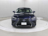 メッキモールがブレーキダクト部まで回り込み、グレーとブラックの2色の導風形状のインナーバーがアッパーグリルとロアグリルで切りかわるカラーコーディネートを採用しています。
