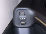 充電用USB端子を装備しております。