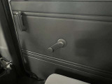 後席窓の開閉は手動操作です。