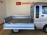 荷台アオリは3方向開き!フラットな荷台で効率よく荷物を積み降ろし出来ます!